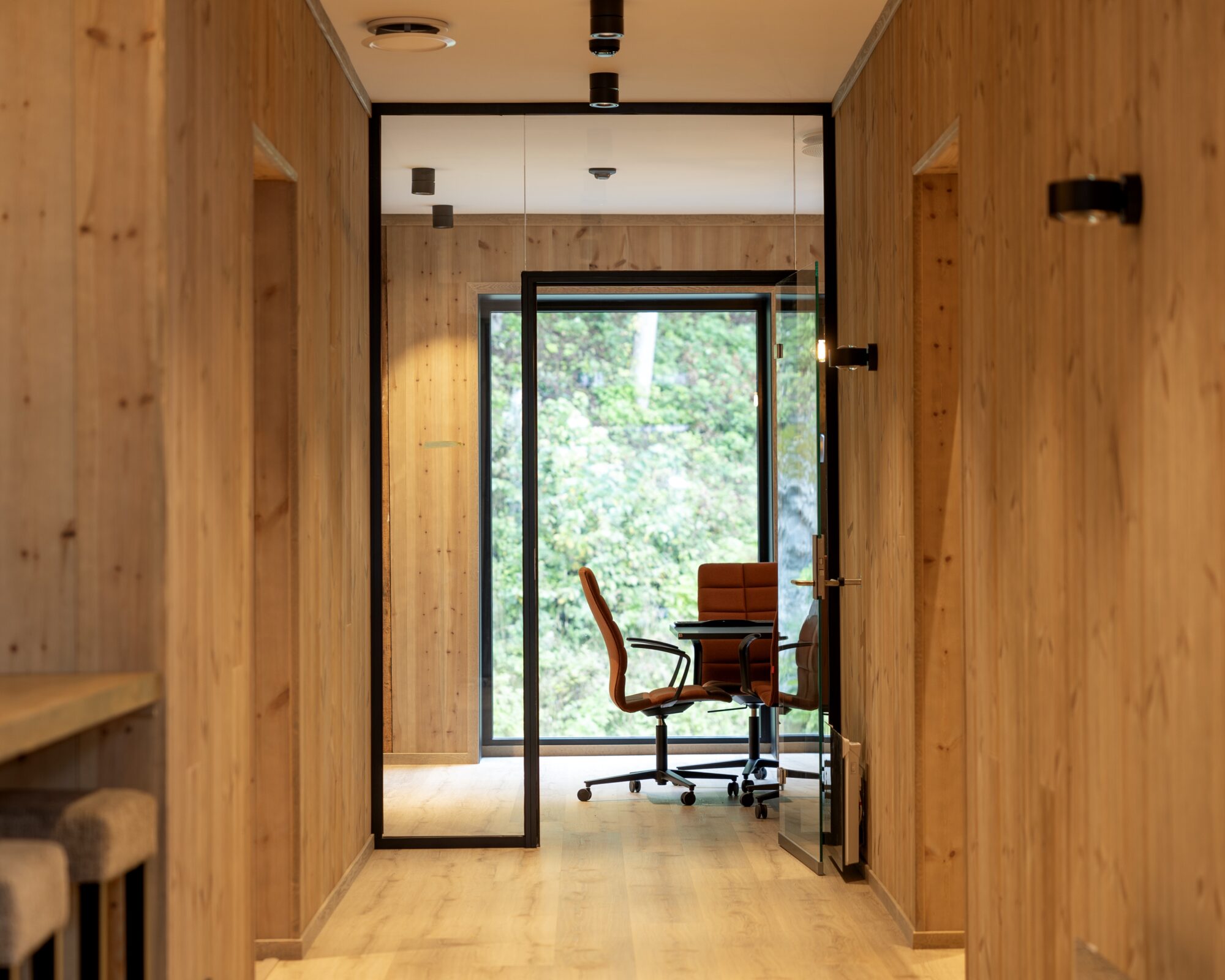 Store vinduer slipper godt med lys inn i det nye møterommet, mens karatpanelet i fargen drivved skaper en god atmosfære.