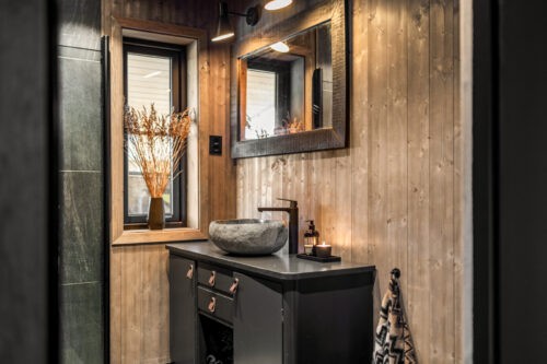 På badet har familien brukt glattpanel i fargen brun fra InnTre Kjeldstad, som gir en helhetlig og lun følelse.