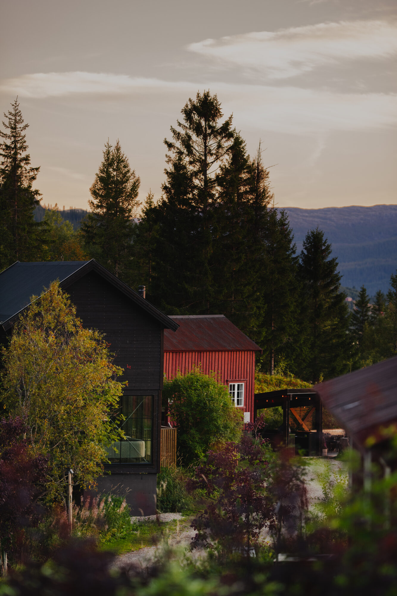 Det nye og moderne bygget glir sømløst inn med resten av bebyggelsen på tunet – noe som har vært et viktig punkt igjennom hele prosessen.