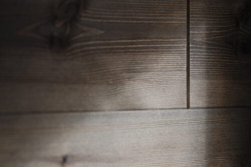 Karatpanelet i den mørke fargen Grafitt er med å gi en helt egen atmosfære til loungen på Utskarpen gård, og de har fått mange positive tilbakemeldinger fra besøkende om farge- og materialvalg.